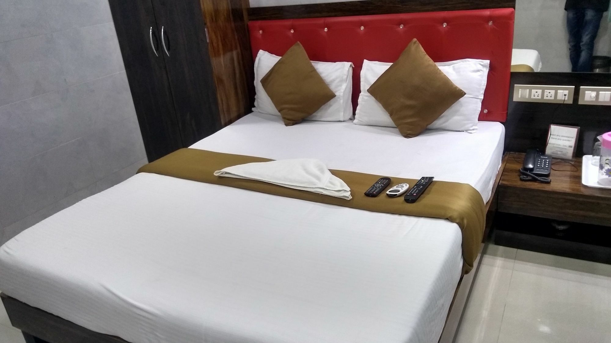 Hotel Plaza ムンバイ エクステリア 写真