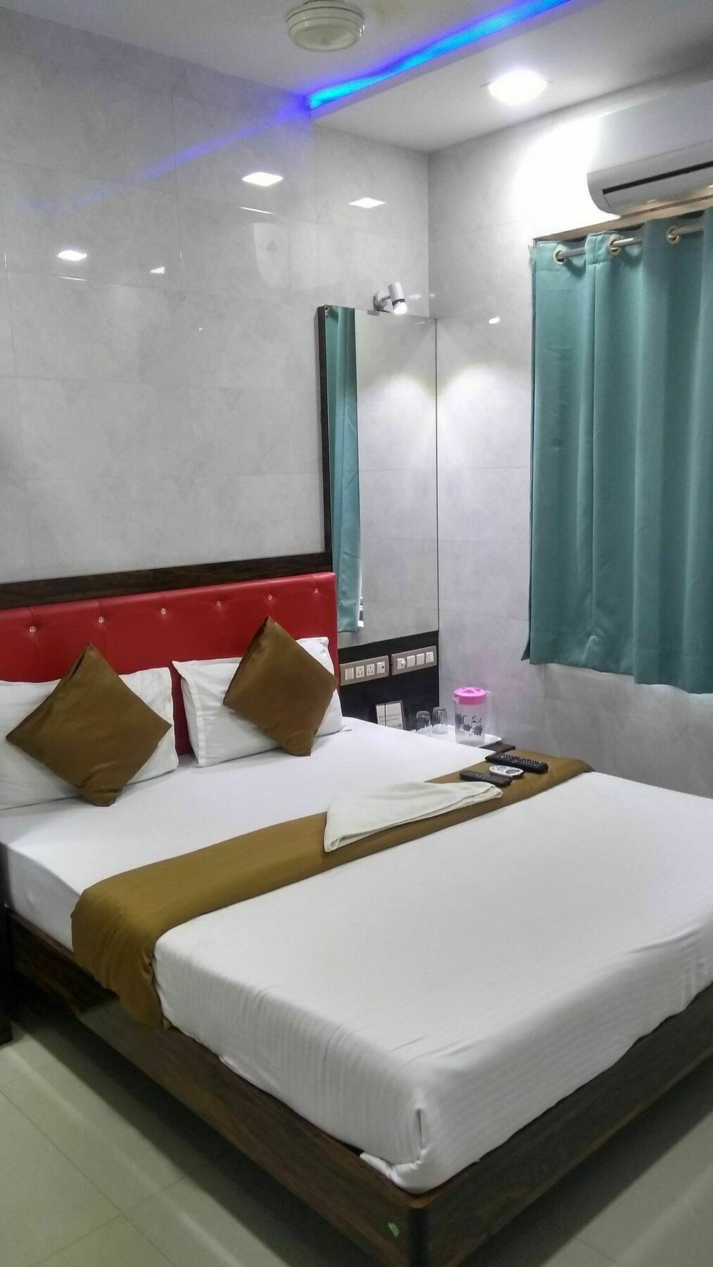 Hotel Plaza ムンバイ エクステリア 写真